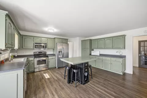 Kitchen - 307 Brookgreen Dr, Berea, KY 40403 photo 2 of 5
