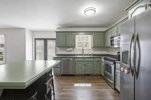 Kitchen - 307 Brookgreen Dr, Berea, KY 40403 photo 3 of 5
