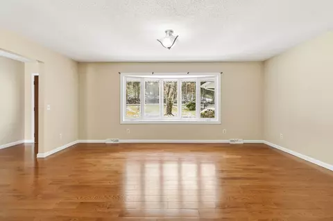 Living - 1388 Oak Ridge Rd, Corbin, KY 40701 photo 6 of 14