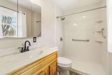 Bath - 1388 Oak Ridge Rd, Corbin, KY 40701 photo 2 of 3