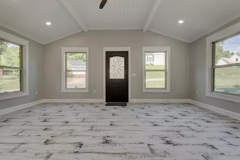 Living - 609 Crestview Ln, Morehead, KY 40351 photo 4 of 11