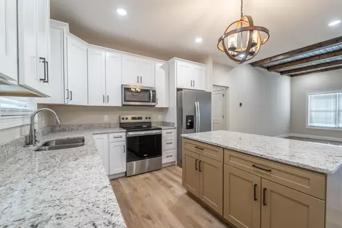 Kitchen - 177 Central Park Ave, Berea, KY 40403 photo 2 of 3