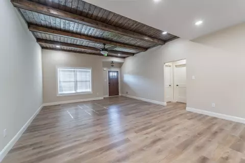 Living - 177 Central Park Ave, Berea, KY 40403 photo 3 of 5