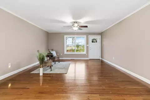 Living - 1126 Estill Hackney Rd, Eubank, KY 42567 photo 4 of 6
