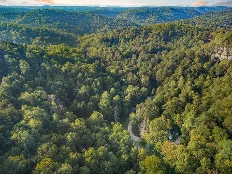 9999 Deer Track Rd, Beattyville, KY 41311