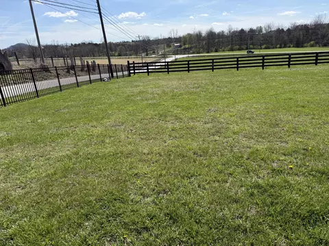 Exterior - 123 Dreyfus Rd, Berea, KY 40403 photo 4 of 11