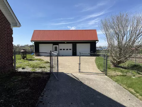 Exterior - 123 Dreyfus Rd, Berea, KY 40403 photo 2 of 11