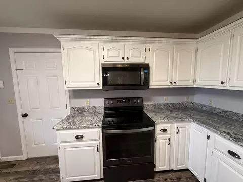 Kitchen - 123 Dreyfus Rd, Berea, KY 40403 photo 2 of 4