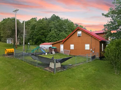 Exterior - 939 Bear Pen Creek Rd, Campton, KY 41301 photo 8 of 11