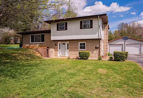 360 Hickory Hill Dr, Monticello, KY 42633
