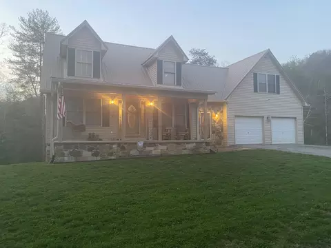11598 Red Lick Rd, Irvine, KY 40336