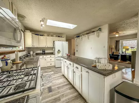 Kitchen - 174 Derby Trl, Corbin, KY 40701 photo 6 of 6