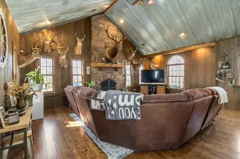 Living - 153 Otter Creek Rd, Strunk, KY 42649 photo 2 of 3