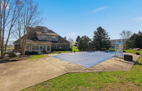 Exterior - 104 Sutton Ln, Lancaster, KY 40444 photo 7 of 9