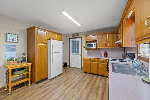 Kitchen - 761 Texas Loop Rd, Springfield, KY 40069 photo 2 of 4