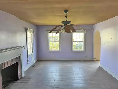 Living - 510 Oak Ave, Corbin, KY 40701 photo 2 of 2