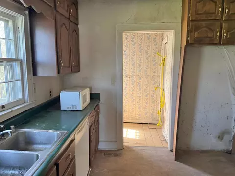 Kitchen - 510 Oak Ave, Corbin, KY 40701 photo 1 of 2