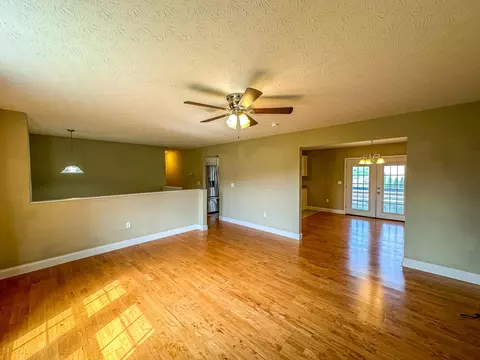 Living - 170 Hickory Hill Dr, Corbin, KY 40701 photo 3 of 4