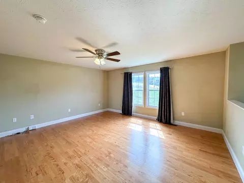 Living - 170 Hickory Hill Dr, Corbin, KY 40701 photo 2 of 4