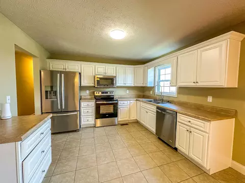 Kitchen - 170 Hickory Hill Dr, Corbin, KY 40701 photo 2 of 3