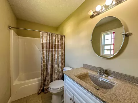Bath - 170 Hickory Hill Dr, Corbin, KY 40701 photo 1 of 2