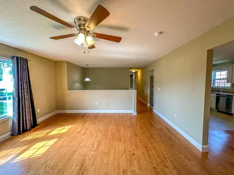 Living - 170 Hickory Hill Dr, Corbin, KY 40701 photo 4 of 4