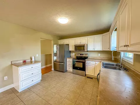 Kitchen - 170 Hickory Hill Dr, Corbin, KY 40701 photo 1 of 3