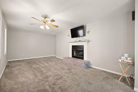Living - 703 Knapp Ave, Morehead, KY 40351 photo 4 of 6