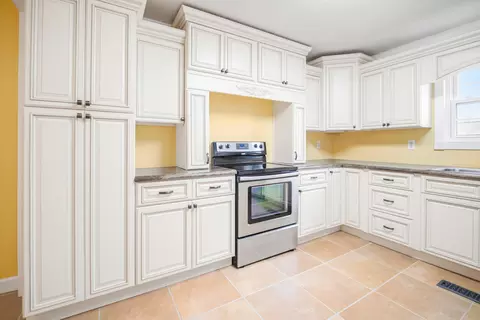 Kitchen - 601 Moberly Bend Rd, Corbin, KY 40701 photo 2 of 3