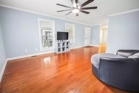 Living - 601 Moberly Bend Rd, Corbin, KY 40701 photo 2 of 3