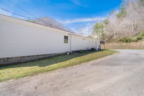 Exterior - 706 Abner Fork Rd, Belcher, KY 41513 photo 2 of 9