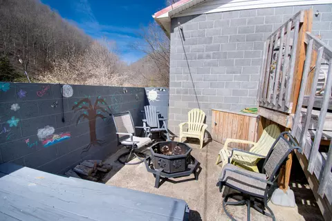 Exterior - 706 Abner Fork Rd, Belcher, KY 41513 photo 7 of 9