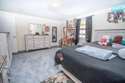 Bedroom - 706 Abner Fork Rd, Belcher, KY 41513 photo 2 of 4