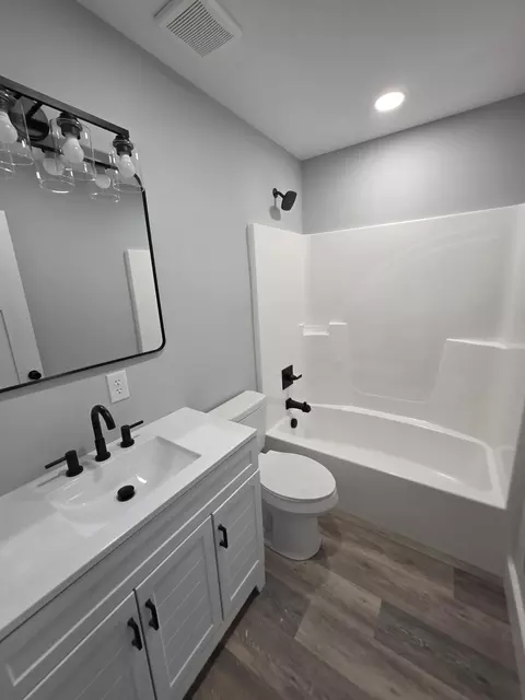 Bath - 616 Gordon St, Corbin, KY 40701 photo 4 of 4