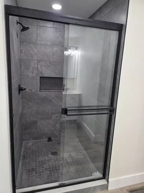 Bath - 618 Gordon St, Corbin, KY 40701 photo 2 of 4