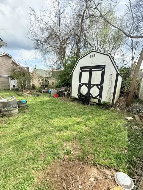 Exterior - 143 E 8th St, Paris, KY 40361 photo 4 of 7