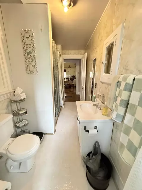 Bath - 143 E 8th St, Paris, KY 40361 photo 2 of 2