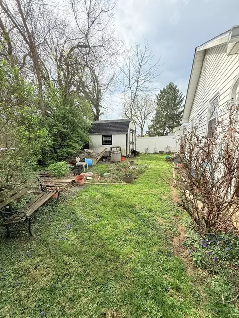 Exterior - 143 E 8th St, Paris, KY 40361 photo 6 of 7