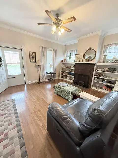 Living - 143 E 8th St, Paris, KY 40361 photo 2 of 3