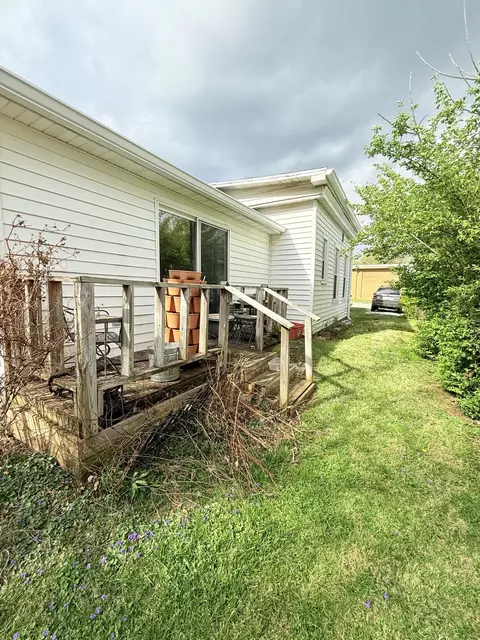 Exterior - 143 E 8th St, Paris, KY 40361 photo 5 of 7