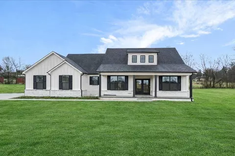 124 Maple Lawn Cir, Nicholasville, KY 40356