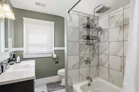 Bath - 206 E Grundy Ave, Springfield, KY 40069 photo 1 of 4