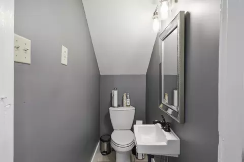 Bath - 206 E Grundy Ave, Springfield, KY 40069 photo 3 of 4
