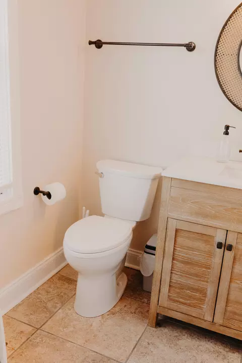 Bath - 323 E 3rd St, Frankfort, KY 40601 photo 8 of 9