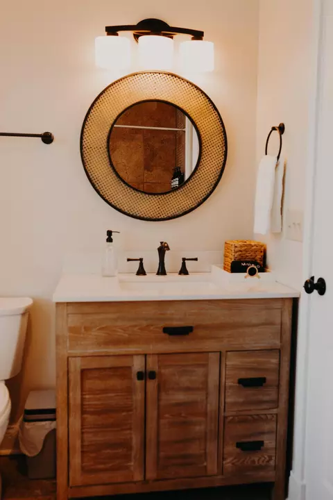 Bath - 323 E 3rd St, Frankfort, KY 40601 photo 7 of 9