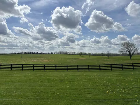 385 Mills Ln, Frankfort, KY 40601