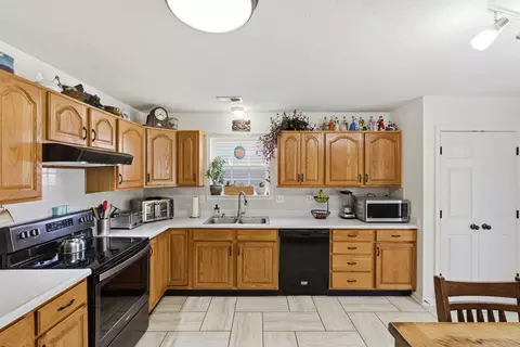Kitchen - 208 Rabbit Run Rd, Georgetown, KY 40324 photo 2 of 3