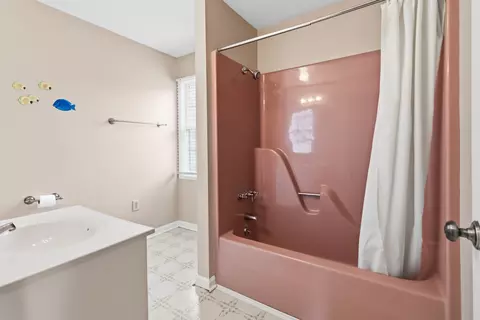 Bath - 710 E Bryant St, Corbin, KY 40701 photo 2 of 3