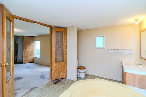 Bath - 1207 Logan Rd, Springfield, KY 40069 photo 3 of 6