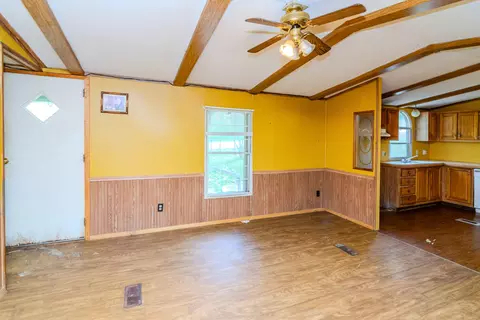 Living - 1207 Logan Rd, Springfield, KY 40069 photo 2 of 3